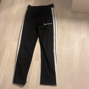 Palm angels byxor  - Jag säljer mina svarta Palm angels byxor pga att jag inte använder de så ofta längre. Byxorna är i storlek S och har en liten defekt i det vita ränderna som knappt syns! Kvitto finns kvar!!😄skriv om du vill ha fler bilder😊