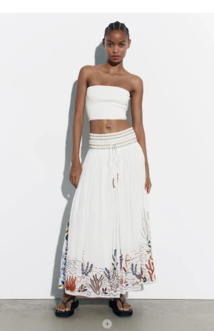 Zara kjol - Snygg eftertraktat kjol från Zara! Använd en gång och är i nyskick! Skriv vid fler frågor💕💕nypris 699kr! Använd gärna köp nu❤️