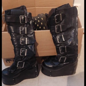 Demonia swing 220 - Nypris 1600kr (+tull och frakt)  Begagnat skick, med ganska mycket slitningar och  tecken på användning!Lädret är av på vissa ställen vilket ger en distressed look. Fixar fler bilder vid efterfrågan! (De är vid nuläget renare än när bilderna togs/tvättade