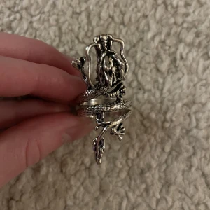 ring med drake  - köpt från lightinthebox men var för stor så är aldrig använd. tror inte det är äkta silver, omkretsen är ca 8,5cm 