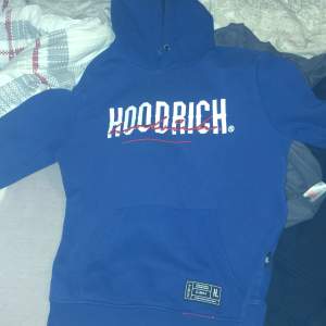 Hoodrich hoodie i blend modellen fast i en gammal färg. Skicket på tröjan är på topp, färgen passar med svart, grå o vit 