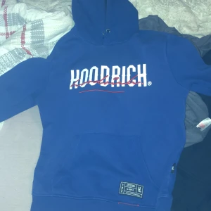 Hoodrich  - Hoodrich hoodie i blend modellen fast i en gammal färg. Skicket på tröjan är på topp, färgen passar med svart, grå o vit 