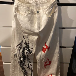 Jeans  - Okej skick  Kan vara nån fläck men inte som man ser tydligt!