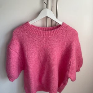 Sjukt söt t-shirt - Säljer denna ursöta stickade t-shirten i rosa från zara. Sjukt fin nu till i sommar💗💗🙏🏻🙏🏻🙌🏻🙌🏻 aldrig tvättad eller använd. Frakt tillkommer