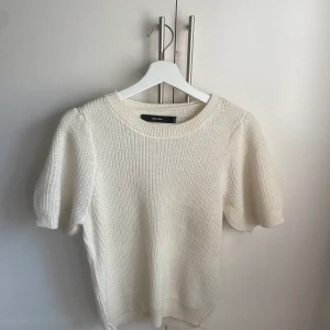 Stickad t-shirt - Stickad t-shirt från veromoda i vit ❤️‍🔥❤️‍🔥 vid frågor, bilder eller funderingar hör av dig