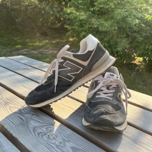 Bewbalance 574 - Ett par NB 574. Dom är använda men ändå i bra skick.Färgen är en bra färg då den nänsta passar men alla andra färger. Färgen är en bladning av svart, mörkgrå och en typ av mörk marin blå.Säljer dom för ej passar mig🔥💯🔥