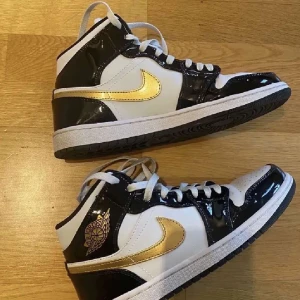 Jordans  - Säljer mina Jordans för 400kr, storlek 38 använt endast ett par gånger. 