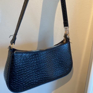 jätte fin handväska - inte använd och jätte fint matrial om du vill köpa kan vi mötas upp i stockholm eller farsta helst💗💗💗