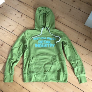 Hoodie - Hoodie i fint skick från H&M. En liten mörk fläck fram på fickan, se bild. Kanske går att få bort med något fläckmedel.  Katt finns i hemmet🌸