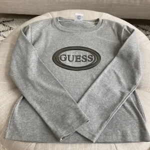 Guess tröja - En jättefin grå guess tröja som är i ca 146-152❤️ priset går att diskutera och ställ frågor om man har några❤️