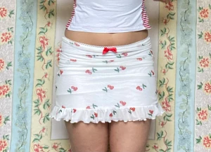 kjol - vitt kjol med körsbär på