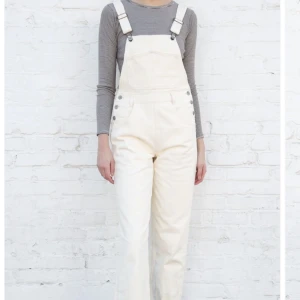 Hayley Overalls - Superfina Hayley Overalls ifrån Brandy Melville. Köpta i Stockholm men tyvärr aldrig använda. För långa på mig som är 160cm! 💕 Passar XS och S