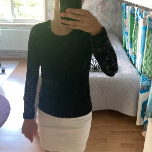 Svart tröja - Den harr ett litet hå men det märker man inte. En jätte fin tröja till fest eller vardags☺️