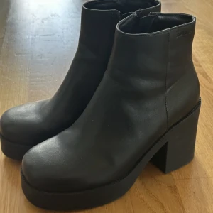 Skor - Säljer dessa som bara är använda en gång, nypris 599, säljer för 230kr.