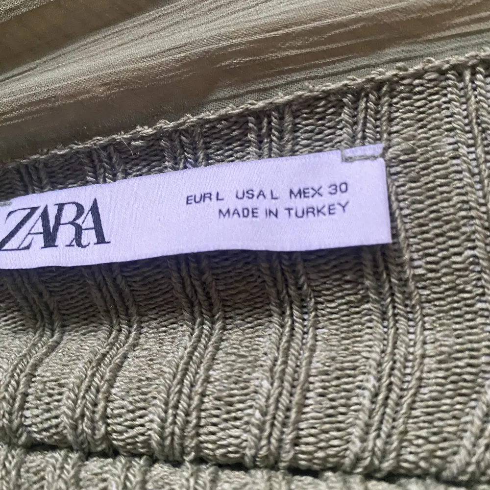 En jätte fin stickad kofta med volang från Zara, säljs då den inte kommer till användning🥰 endast använd en gång!  Använd gärna ”köp nu” knappen💕 toppen är i strl L men skulle säga att den sitter som en M. . Toppar.