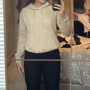Beige hoodie 🤍 - En beige hoodie ifrån h&m i stolek S. Den är lite nopprig men inget man lägger märke till.💘