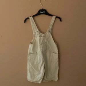 Hängsleshorts från Zara i stl.92  - Så fina, sparsamt använda hängslebyxor i gräddvit. Stl.92 🤍