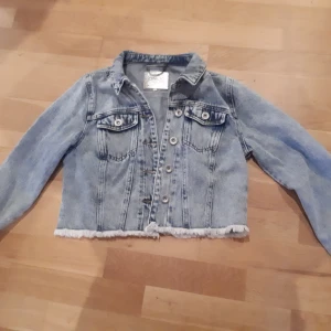 Jeansjacka only - Jeansjacka från Only. Använd 1 gång. Storlek 34