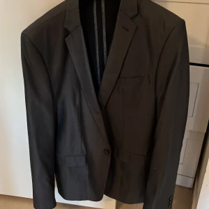 Kavaj - Jag säljer min kavaj här den är aldrig använd jätte fin stolerken är 56/Xl 