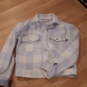 Jacka D-XEL  - Aldrig använd.  Storlek 152.