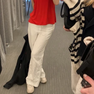 Linnebyxor - Säljer mina vita linnebyxor ifrån hm då dom inte kommer till andvändning. Dom är i stolek xs och massa mig bra som är ca 168 cm lång. Den är inte alltför genomskinliga, salt inte andvända speciellt mycket!