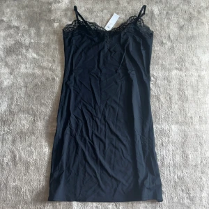 pyjamas  - ett helt nytt nattlinne från lindex som tyvärr inte passa mig. köpt för 299 och säljer för 200. 