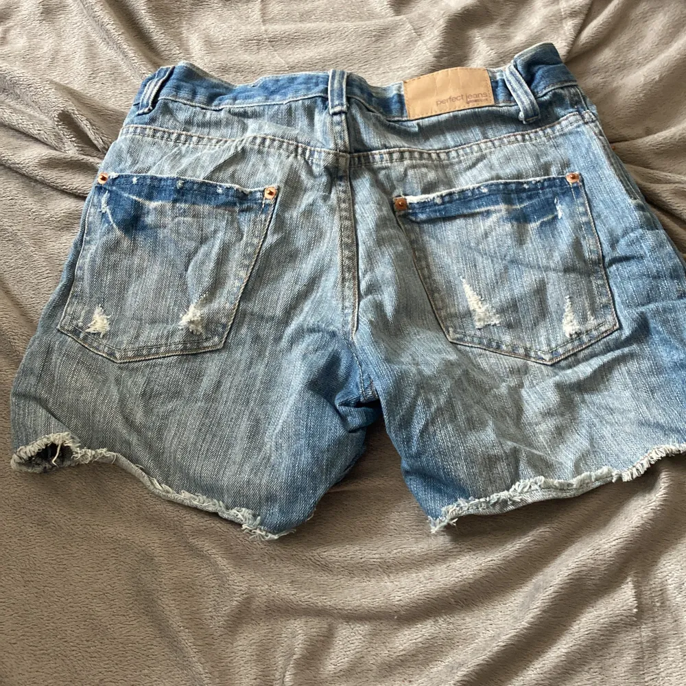 Blå jeansshorts köpta på ginatricot i storleken 34!🩵. Shorts.