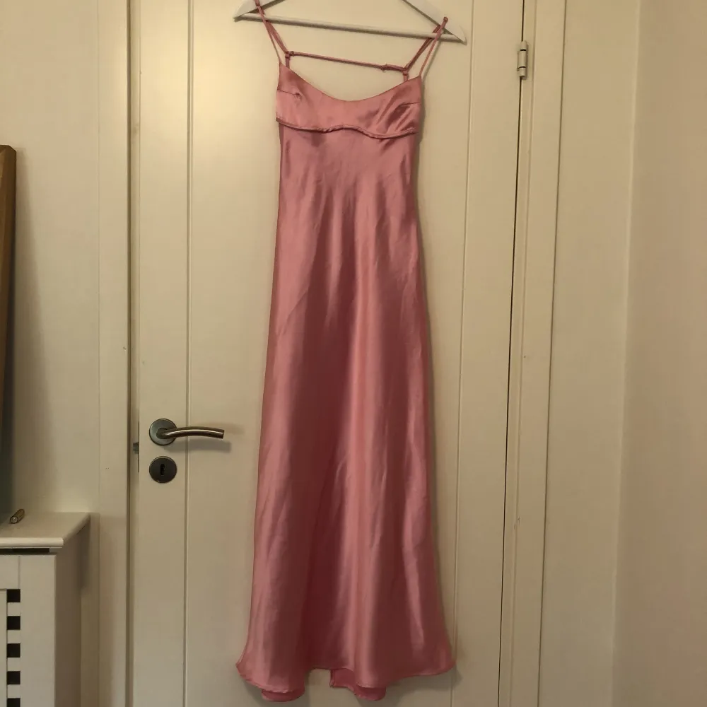 Säljer denna super söta virala klänningen från Zara. Den är köpt i Italien förra sommaren. Sparsamt använd. Har fått så många komplimanger när jag har haft på mig denna! 🌸🫶🏻Skriv till mig om du är intresserad! 🌷pris kan diskuteras!!! 💞. Klänningar.