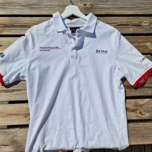 Porsche piké - En gåva från en vän som jobbar på Porsche. 10/10 i skick. Storlek M