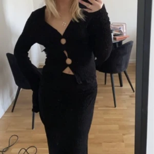 Set från Gina - Snyggt set från gina! Lång kjol med slit och långarmad topp med ”hål”🫶🏻 superfint material Kjolen är i S, toppen Xs