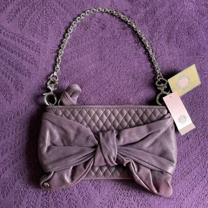Juicy couture väska - Helt ny vintage juicy couture väska, såå unik och fin. Taggen sitter frf på, står $198 och säljer för ca samma pris som retail då den inte går att få tag på längre.