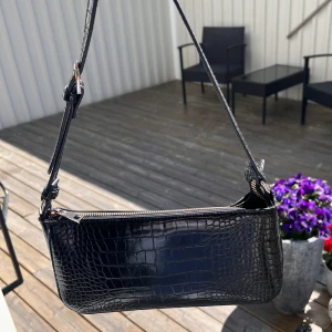 Väska - En svart väska med ormskinsmönster från Lindex😇 bra skick och rymmer mycket🙈