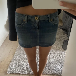 Lågmidjad jeanskjol - Säljer nu denna superfina lågmidjade jeanskjol från Guess med en cool detalj på fickan. Aldrig använd så är i fint skick! Storlek 36