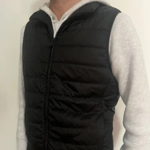 Väst - Svart - Modern svart ytterväst i storlek M från only & sons, puffer. Begränsat använd och i fint skick. 