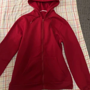 Röd zip up hoodie - Kom privat för fler bilder eller om du har en fråga. Den här hoodien är oversize och väldigt bekväm. Den är inte super använd. Som ny