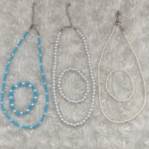 Pärlhalsband  - EJ KÖP DIREKT!! Frifrakt vid köp av 2 halsband eller 4 armband. Frakt 15kr💕Super fina pärlhalsband, designa helt fritt med egna färger osv, allt efter dina egna mått. Runt halsband:65kr Litet halsband blå/beige: 75kr. Hör av er vid frågor💫