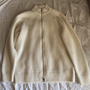 Kofta från Zara - Jättefin kofta från zara, helt ny, säljer för att den är för stor för mig! Ordinarie pris låg vid 700 kr! 