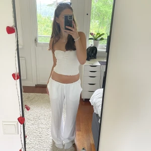 Linnebyxor från H&M - Säljer mina linnebyxor från H&M som inte längre finns på deras hemsida.❤️ De har en liten fläck (se bild 3, man kan även se den på bild 2 om man kollar noggrant). Jag är 165cm för referens, men man kan även ha byxorna högre upp. 🫶 Köpare står för frakt! 💞