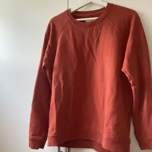 Röd tröja från högkvalitativt märke Sparsamt använd med liten svart fläck på nere till vänster på magen. Nypris okänt men troligtvis 1600-1800 kr