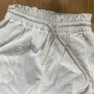 Linnebyxor  - Superfina Roxy liknande linnebyxor. Köptes via Plick för 400 kr  Vet ej vart dom kommer ifrån. Storlek S!