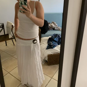 Vit långkjol - Super fin långkjol som sitter super snyggt lågmidjat💕 Resår så passar många storlekar och kan även bäras som klänning😊