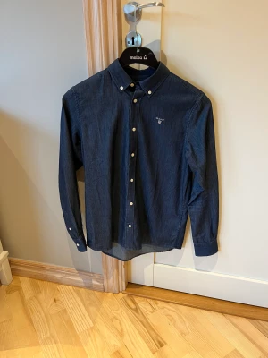 Gant skjorta - Säljer min gant skjorta då den har blivit för liten. Skjortan är använd ett fåtal gånger och är i väldigt bra skick. Har inga fläckar eller annat tydligt tecken på användning. Hör av er vid fler frågor! 