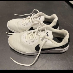 vite nike skor - vita nike träningsskor, använda 1 säsong, storlek 38