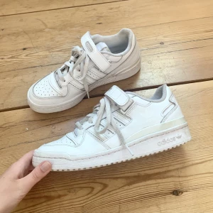 Adidas Forum Low - Helvita Adidas Forum Low i använt men ändå bra skick! Köpta för ca 1000kr 🤍