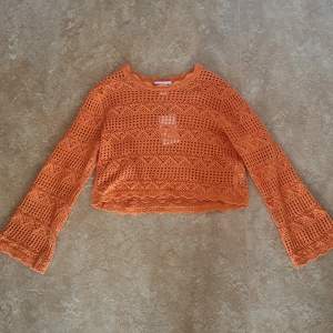 Fin orange virkad tröja oanvänd med prislappen kvar från Monki. Den är på gränsen till att vara en croptop. 🧡
