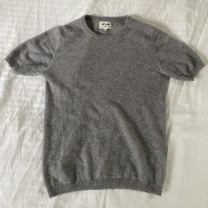 Soft goat tröja - Superfin tröja från Soft goat. Är gjord av 100% Kashmir och är i strlk Xs. Sparsamt använd och är i bra skick. Är inte noppig.