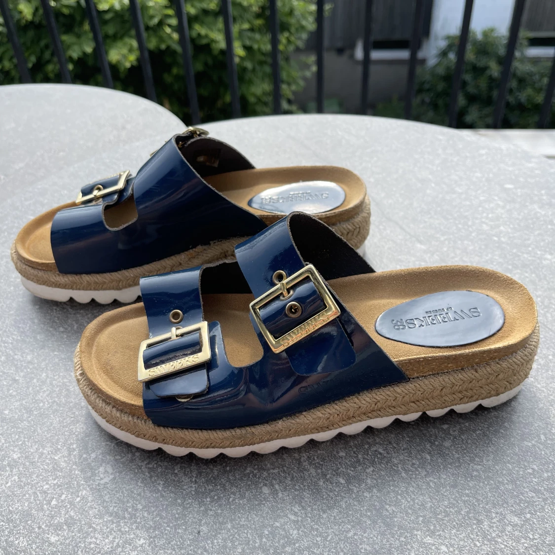 Trendiga sandaler som liknar birkenstocks. 