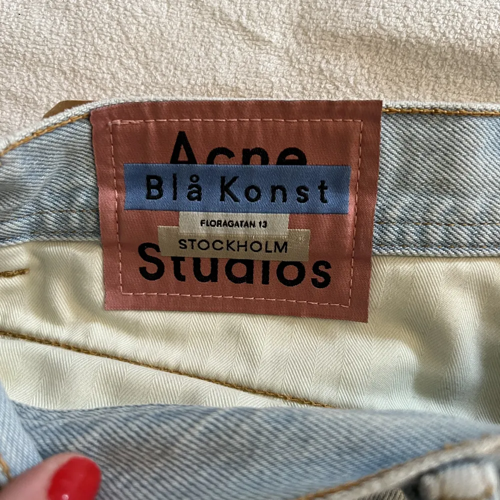 Ljusblåa jeansshorts från Acne Studios i mycket gott skick! Strl 28 i tum. Nypris ca 2000kr. Shorts.