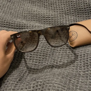 Rayban Boyfriend - Hej, säljer mina oanvända Raybans som jag köpte förra våren för 1200kr de har tyvärr aldrig kommit till användning så nu säljer jag de!