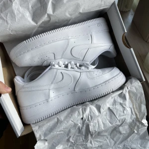 Nike Air Force 1 - Säljer mina helt nya Air Force pga fel storlek, har gått med dom ute MAX 10 minuter.  De är köpta från JD Sports för 1150kr, storlek 39 Finns på fler sidor